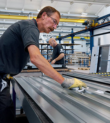 LED-Beleuchtung für die Produktion bei der Schindler Aufzüge AG
