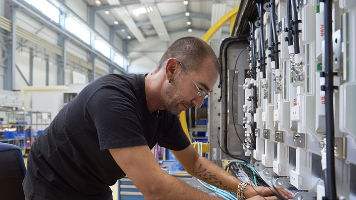 LED-Hallenbeleuchtung bei ABB