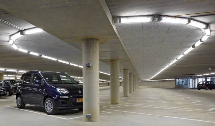 Éclairer les parkings couverts dans les aéroports