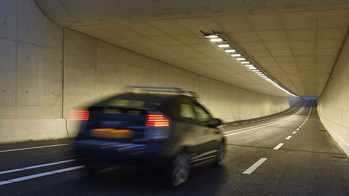 Éclairer les routes d’aéroport : éviter la pollution lumineuse