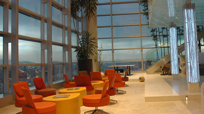 Espace de détente dans la tour HSBC mis en lumière par Philips Lighting