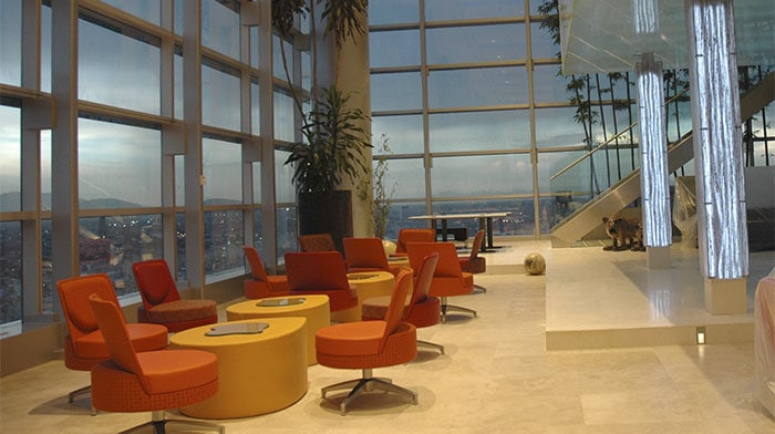 Espace de détente dans la tour HSBC mis en lumière par Philips Lighting