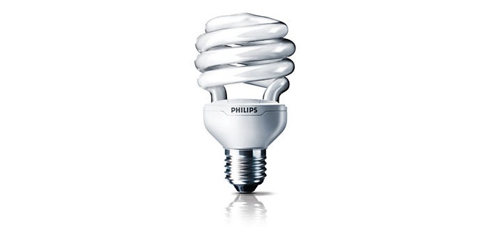 Une ampoule fluorescente compacte