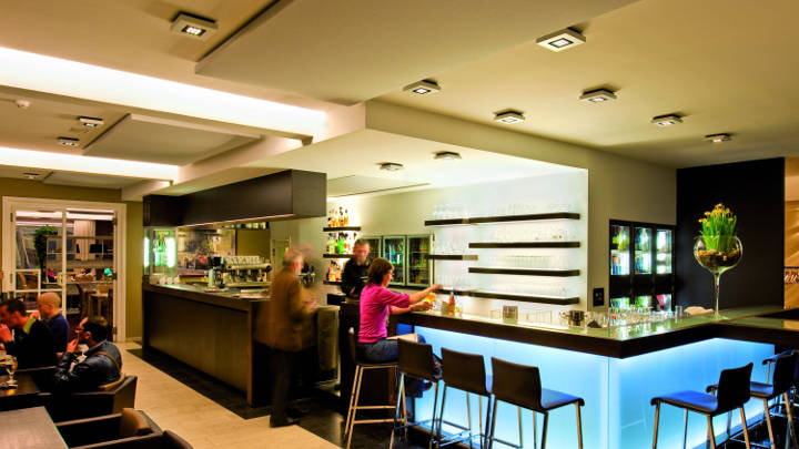Rezeption im Ariane Hotel, Belgien, mit Philips Hotelbeleuchtungslösung