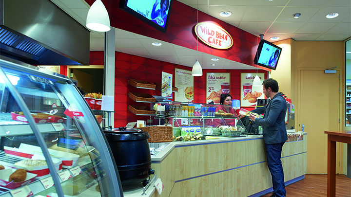 Shop in einer Tankstelle mit Beleuchtung von Philips