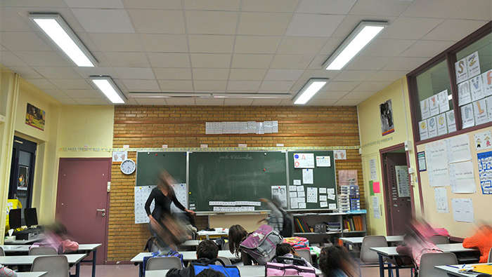 Una classe dans l'école H.de Balzac mise en lumière avec l'éclairage Philips pour écoles