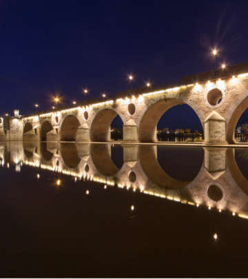 Brücke in Badajoz, Spanien, schön beleuchtet mit der Philips Außenbeleuchtung 