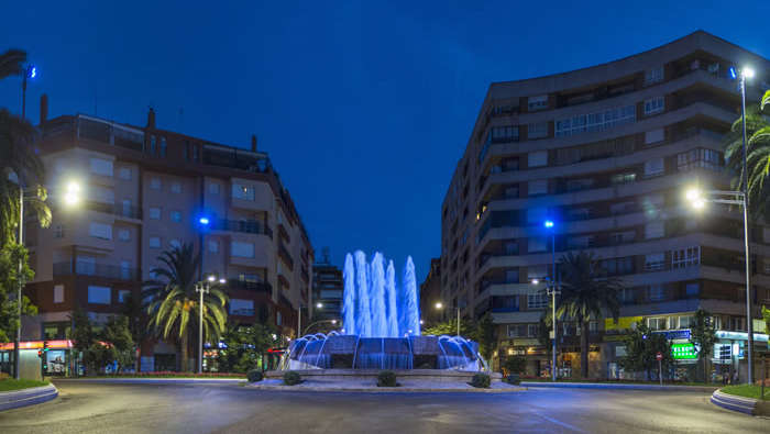 Platz mit Fontäne, beleuchtet von Philips Lighting als Teil des Projekts Bastions of Light