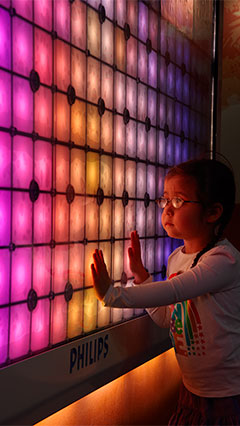 À l'hôpital pour enfants de Birmingham, un enfant distrait par l'Imagination Light Canvas de Philips Lighting ne paraît pas anxieux