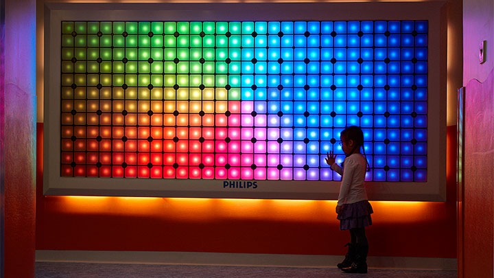 À l'hôpital pour enfants de Birmingham, un enfant touche Imagination Light Canvas de Philips Lighting