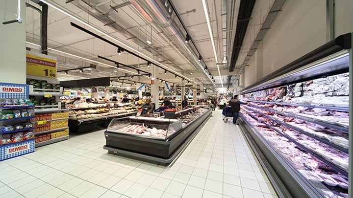 Chez Carrefour Santiago, l'aspect visuel de la viande et du poisson permet aux clients de juger de leur fraîcheur
