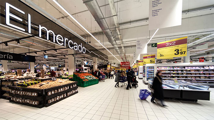 Der Supermarkt Carrefour Santiago mit einer Kombination aus LED-Technologie und intelligenten Lichtsteuerungssystemen