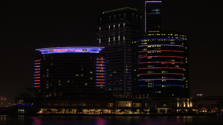 Dank der LED I-Color-Accent Leuchten von Philips Lightung konnten die Dubai Hotels ihr Erscheinungsbild verbessern und ihre Fassade ist nun ein echter Blickfang