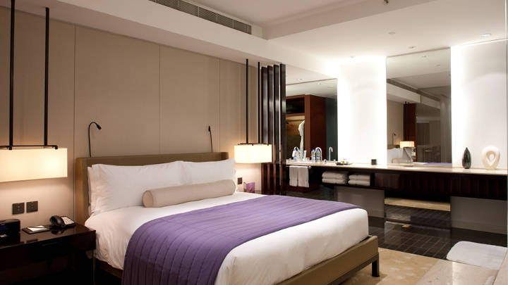 Mit einer Reihe von LED-, CFL-I- und energiesparenden Halogenlampen schuf Philips Lighting in den Hotelzimmern der Dubai Hotels eine zauberhafte Atmosphäre