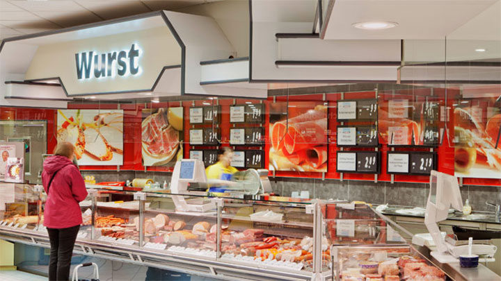 La section des viandes à Edeka Glückstadt mise en lumière par les solutions Philips Lighting à faible consommation pour améliorer la fraîcheur et l'attrait de la viande