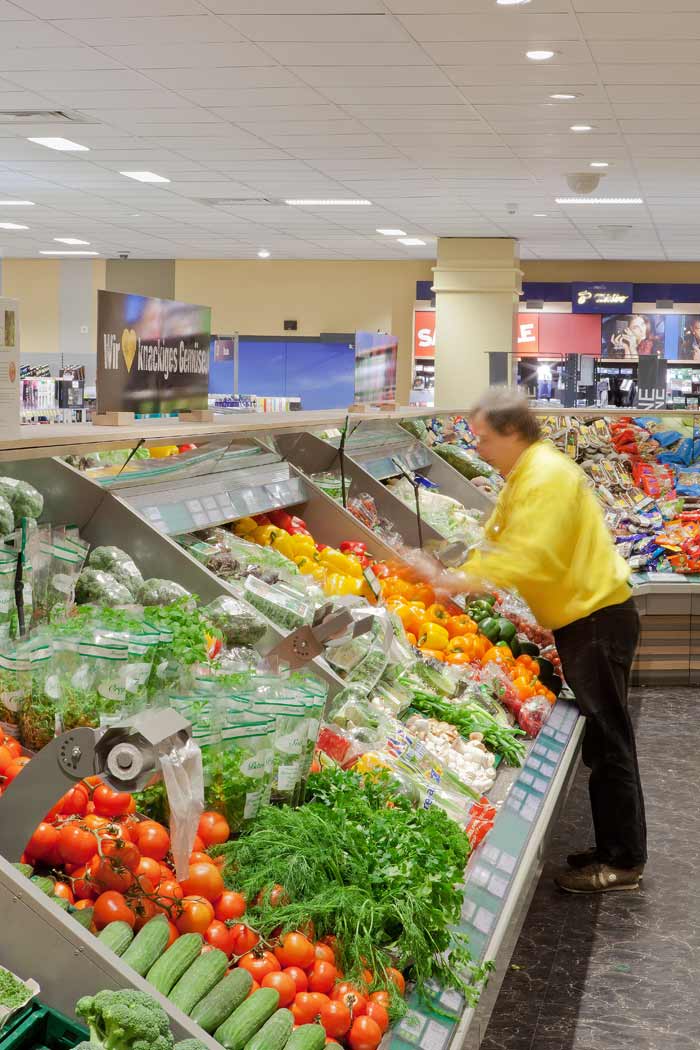 La section des légumes à Edeka Glückstadt mise en lumière par les solutions Philips Lighting pour aliments frais