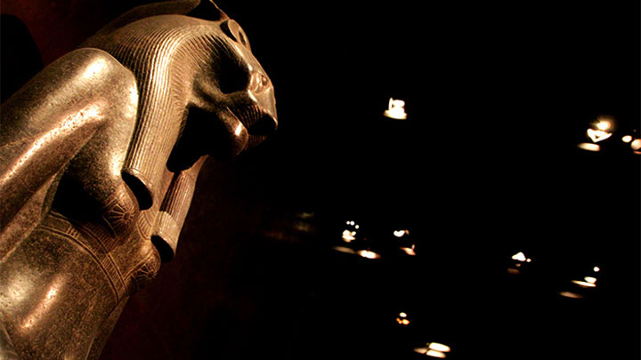 Une statue du musée égyptologique, en Italie, éclairée par Philips Lighting avec des spots LED à faible consommation