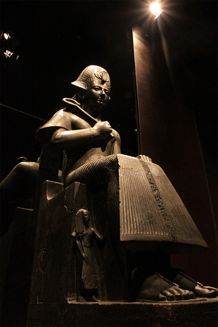 Une statue assise sur un trône au musée égyptologique, éclairée par des LED Philips Lighting de dernière génération