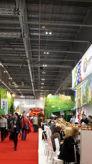 Stände im ExCeL in London mit der innovativen Philips Beleuchtungslösung für hohe Räume