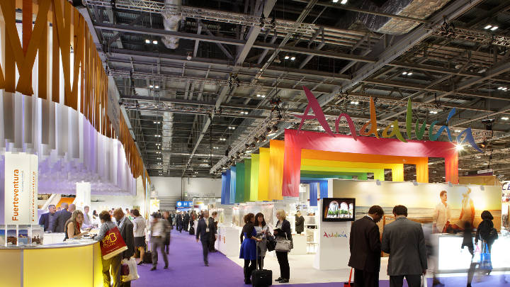 Einfach steuerbare Philips Beleuchtung für hohe Räume, die sowohl den Ausstellern als auch den Besuchern in der Ausstellungshalle der ExCeL eine klare Sicht verschafft