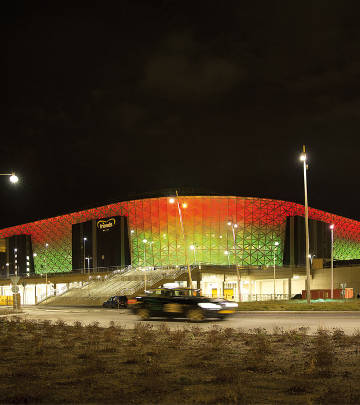 Farbwechselnde Fassade der Friends Arena in Schweden 