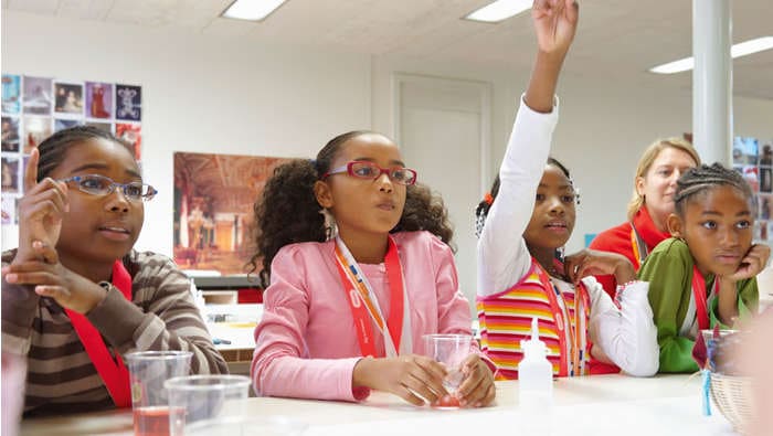 Lernende und Klassenraum, beleuchtet mit Philips Lighting