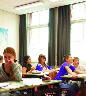 Le paramètre Calm au Collège Jan Van Brabant, aux Pays-Bas, mis en lumière par l'éclairage d'écoles Philips