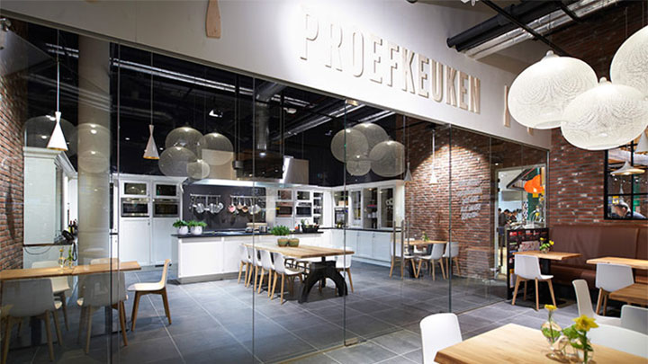 Le restaurant dans le supermarché mis en lumière par un éclairage LED moderne signé Philips 