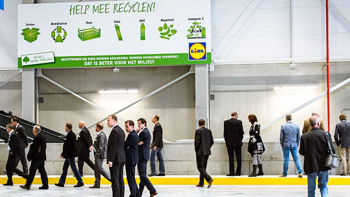 Les gens sont impressionnés par l'éclairage durable installé dans l'entrepôt du centre de distribution de Lidl.