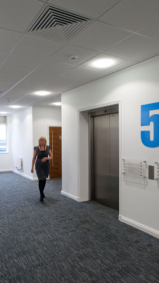 Le couloir de l'Olympic House de l'aéroport de Manchester mis en lumière par une solution d'éclairage pour bureaux de Philips