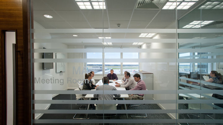La salle de réunion de l'Olympic House de l'aéroport de Manchester, mise en lumière par une solution d'éclairage pour bureaux de Philips