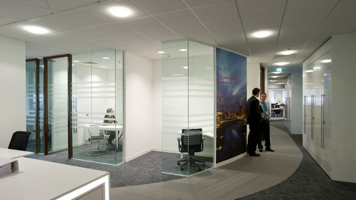 Le couloir de l'Olympic House de l'aéroport de Manchester mis en lumière par une solution d'éclairage pour bureaux de Philips