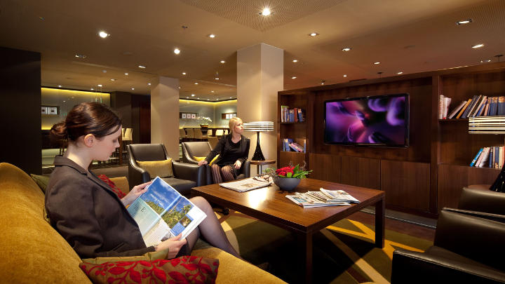 Die Lobby des Marriott Hotels in Frankfurt wird mit Philips LuxSpace und Spot LED 3 Leuchten erhellt.