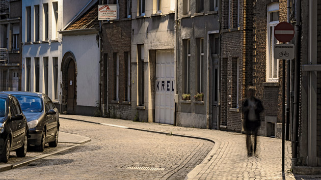 Straße in der historischen Innenstadt von Mechelen mit Beleuchtung von Philips