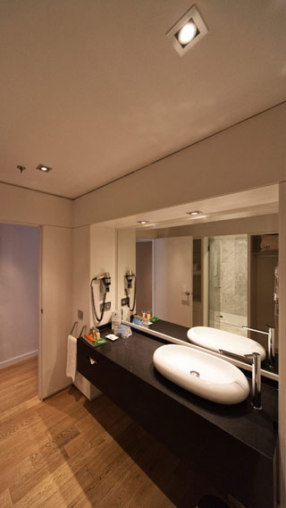 Das Badezimmer im NH Hoteles Eurobuilding wird mit einer Philips Hotelbeleuchtungslösung beleuchtet