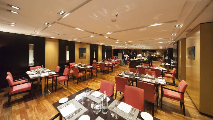 Das Restaurant im NH Hoteles Eurobuilding wird mit Philips MASTER LEDspot GU10 Lampen erhellt.