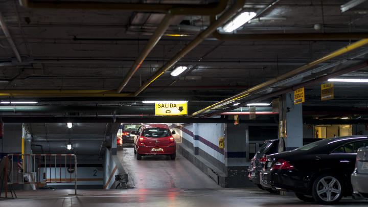  Une voiture quitte le parking de l’hôtel NH, éclairé par un système LED à économie d’énergie de Philips 