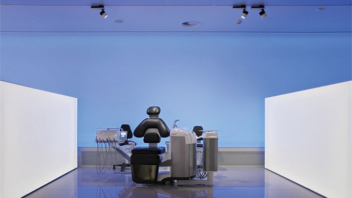 Philips Oberflächenbeleuchtung erhellt den Ausstellungsraum von Planmeca und schafft eine energieeffiziente und eindrucksvolle Beleuchtung