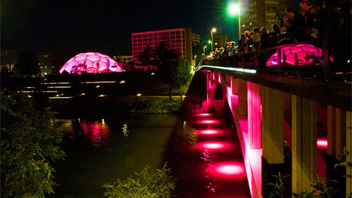 Des visiteurs se rassemblent et s'émerveillent devant les effets lumineux à couper le souffle de la Plaza del Milenio