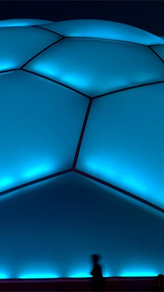  Le mur extérieur du dôme de la Plaza del Milenio est équipé de luminaires eW Graze Powercore de Philips