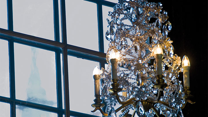 Un lustre mis en lumière par Novallure LED crée une ambiance chaleureuse dans la Galerie du Prince, en Suède