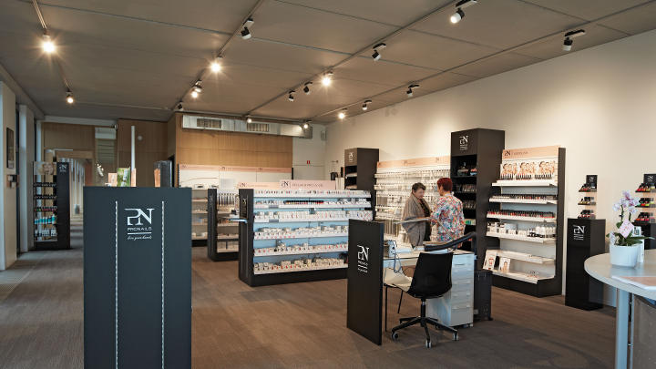  Mithilfe von Philips LED-Pendelleuchten wurde in den Räumen von Pronails eine helle, umweltfreundliche Umgebung geschaffen