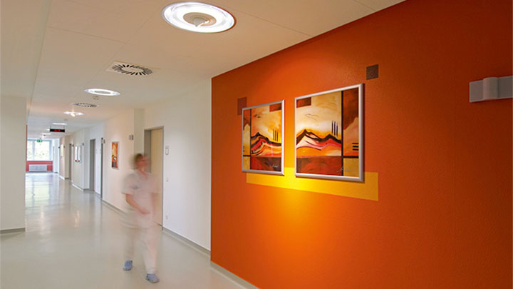 Une infirmière marche dans un couloir éclairé par Philips dans la clinique psychiatrique
