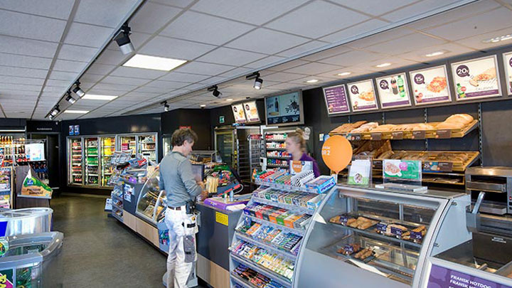 Kassenbereich bei Q8 Qvik to go mit energiesparender Beleuchtung von Philips Lighting