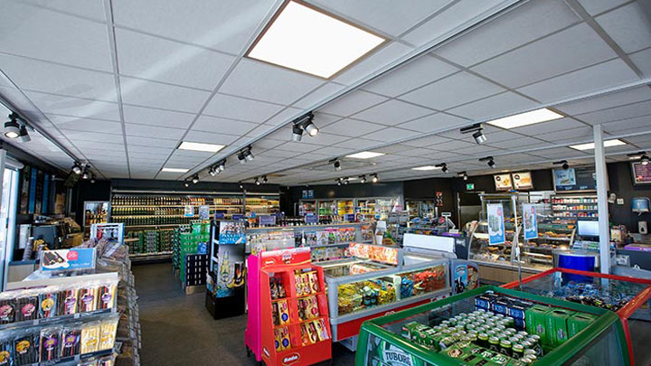 Decke einer Tankstelle von Q8 Qvik to go mit Tankstellenbeleuchtung von Philips