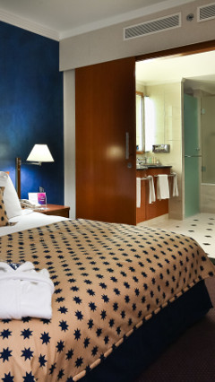 Dieses Hotelzimmer des Radisson Blu Centrum wird mit Beleuchtung von Philips für das Hotel- und Gastgewerbe erhellt