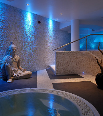 Die wunderschönen und energieeffizienten Leuchten von Philips sorgen im Schwimmbereich des Rafayel Hotels für eine entspannte Atmosphäre.