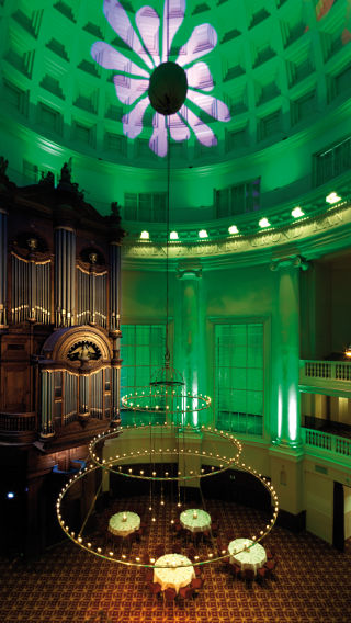 Une pièce du Renaissance Hotel, mise en lumière verte par les produits d'éclairage décoratif de Philips