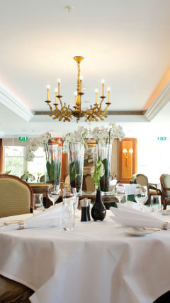 Zwei Personen sitzen im Restaurant La Rive an einem Tisch, erhellt durch Hotel- und Gastgewerbebeleuchtung von Philips