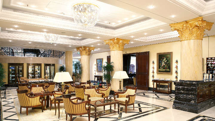 La réception de l'hôtel Ritz-Carlton, mise en lumière par Philips Lighting à l'aide de lustres
